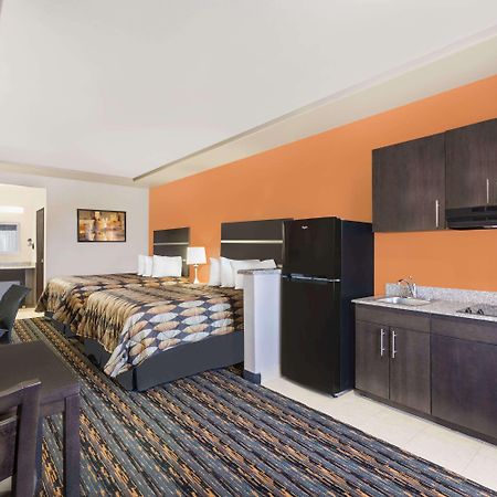Days Inn By Wyndham Dilley Εξωτερικό φωτογραφία