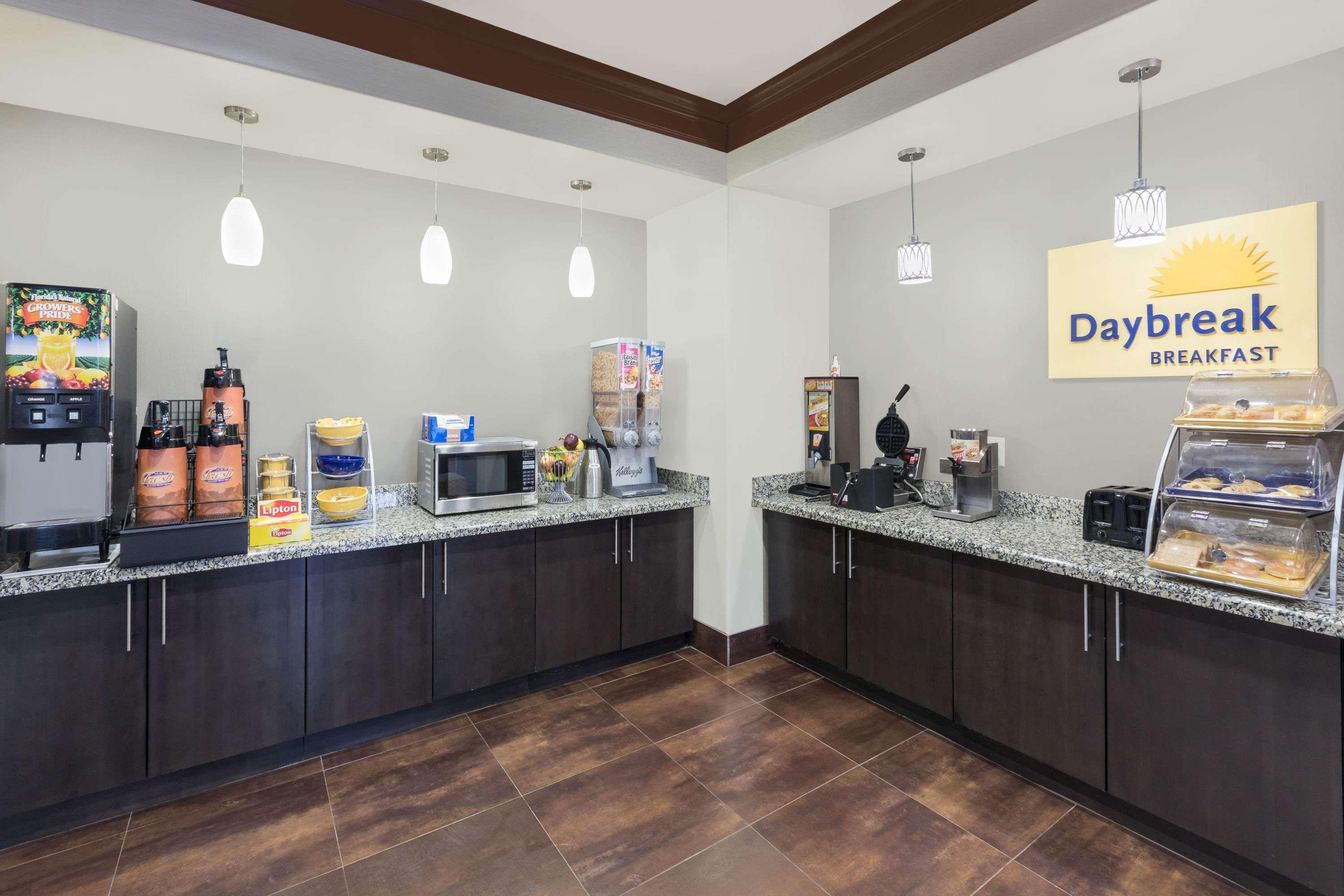 Days Inn By Wyndham Dilley Εξωτερικό φωτογραφία